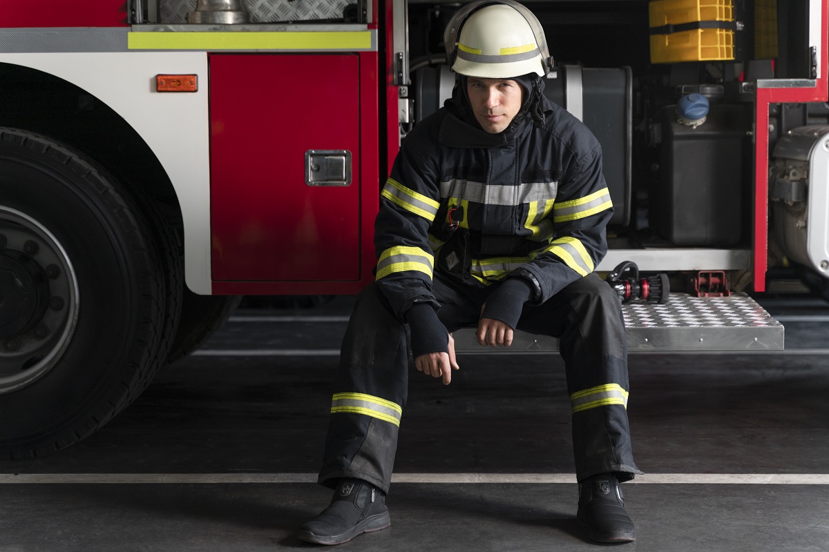 Bombeiros sentado em seu carro de bombeiro